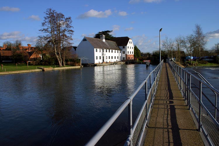 living and teaching in buckinghamshire uk
